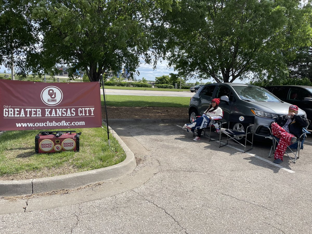 senoroukc's tweet photo. What a win by @OU_Softball and now we are getting ready for the @kscitymonarchs game!!! #BoomerSooner #OUDNA #kcsooners #OUCKC #LegendsField https://t.co/7fBJTjTrjw