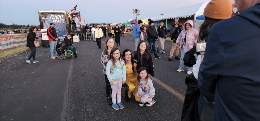 AnnaSkyDancer's tweet photo. Meeting my cutest fans at Oregon International Air show 2022.
.
#SheFliesOrgeon#pilotlife#Piloteyes#pilotview#lifeasapilot#whyifly#avgeek#pilotstyle#instapilot#elevateaviation#femalepilot#ladypilot#goproaviation#aviation#annaskydancer#ifly#aerobatics https://t.co/rr3ggYADDg