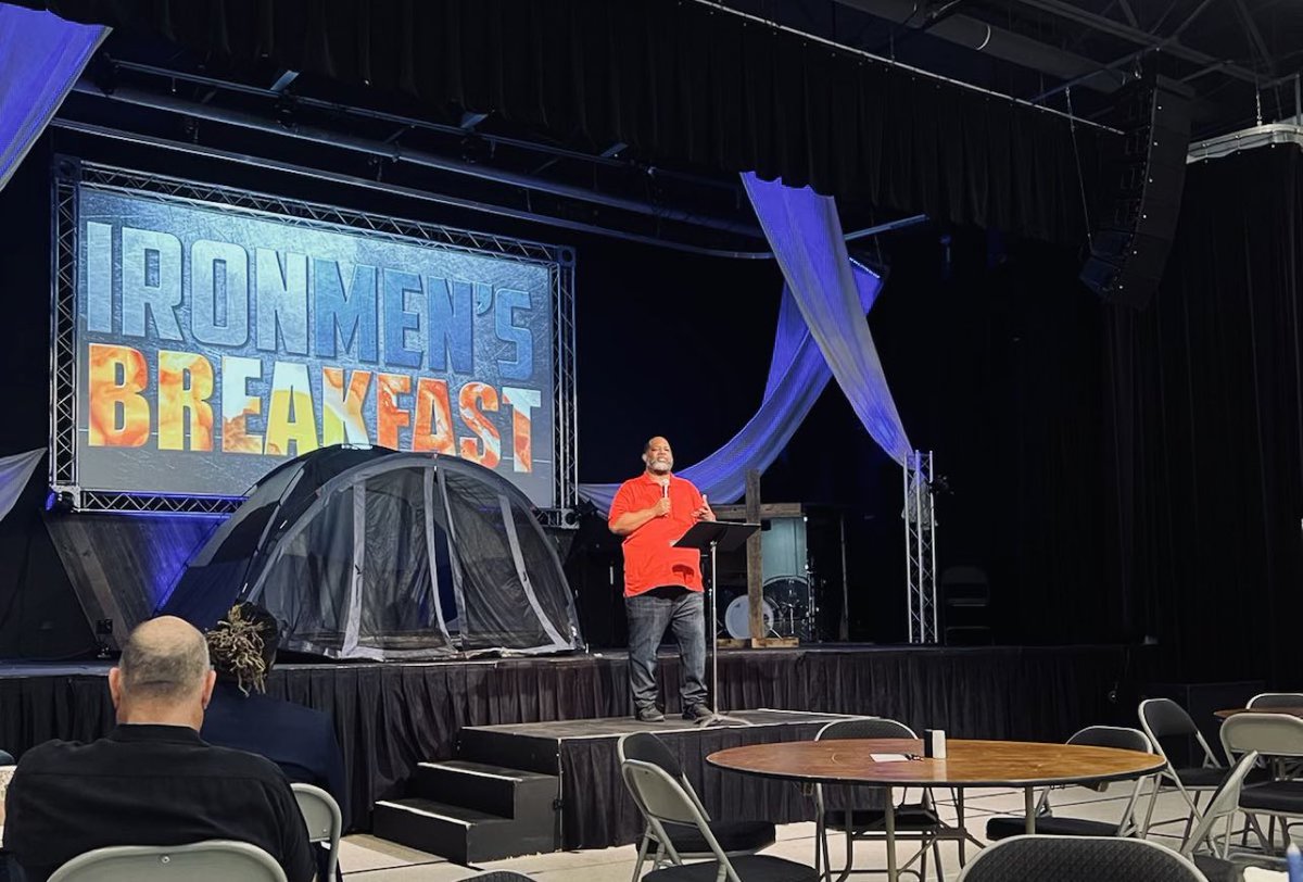 CoreyBBrooks's tweet photo. Day 163:Today I left the roof to go and speak at a Mens Breakfast in Barrington IL, it was a blessing to tell them about my Rooftop Revelations.Check out the tent behind me. Now it’s back to the roof. Thanks for the donations #projecthood #getmeofftheroof https://t.co/wQ9D9pUhcB https://t.co/i6f4jV4n2t