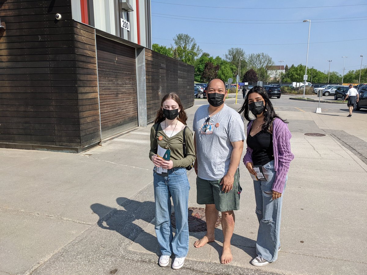DenisHengNDP's tweet photo. Hanging out at the Farmers Market with a couple student volunteers who have faced so many challenges in the last couple of years and will only face more if we let Doug Ford continue to make cuts. We are committed to fixing education by reversing the cuts and respecting teachers. https://t.co/IXts5sD9N5