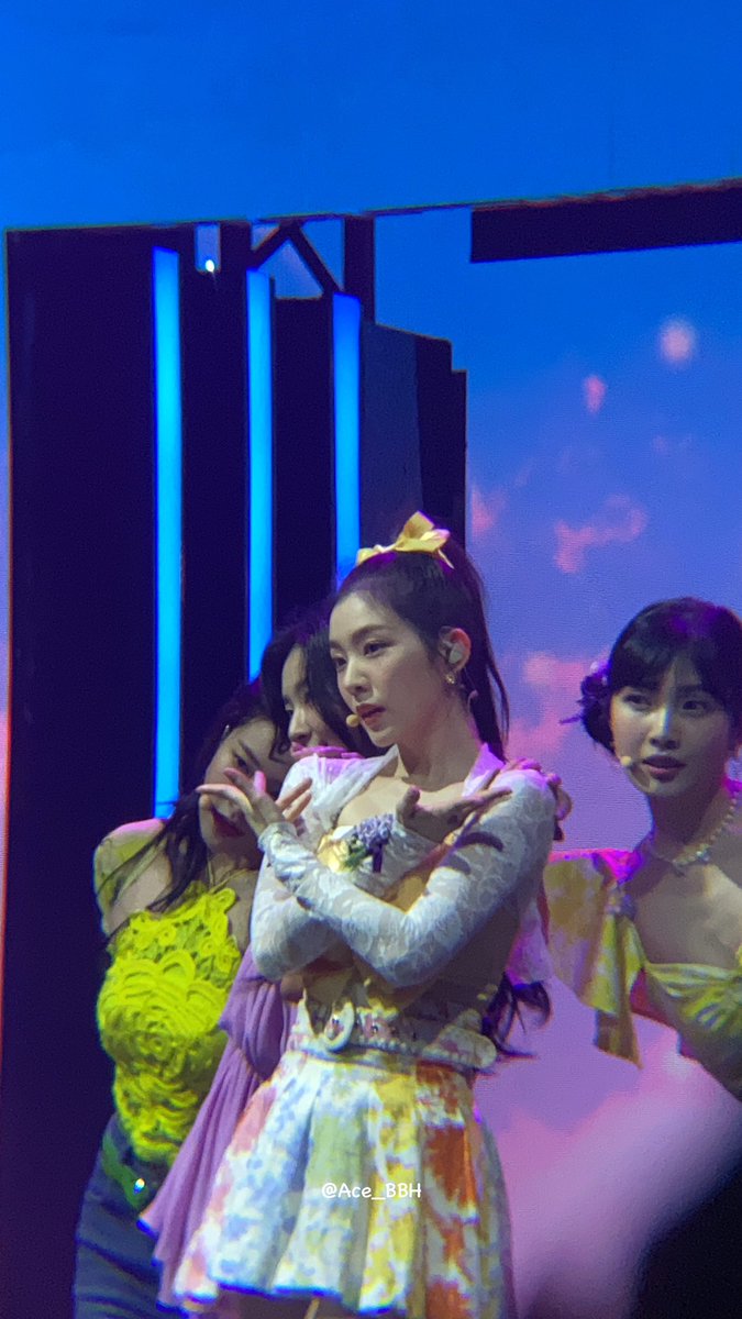 220521 Allo Bank Red Velvet
Sayang banget wendy ga masuk frame 🥲

Do not crop watermark!
#RedVelvet #레드벨벳 #Allobank #Irene #BaeJoohyun #아이린 #배주현
#Seulgi #KangSeulgi #슬기 #강슬기 
#Joy #ParkSooyoung #조이 #박수영
#Yeri #KimYerim #예리 #김예림