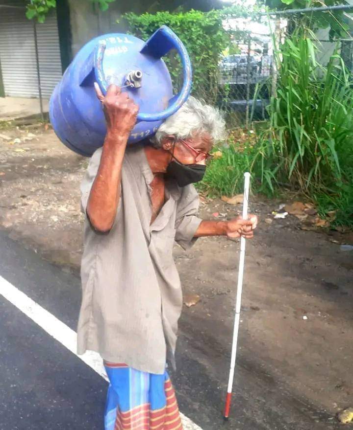 ManeshRangana's tweet photo. ඔයා අවුරුදු 74ක්  මේ පාලකයන්ට ජන්දය දුන්නා නේද සීයේ..?

ගෙදර මිනිසුන් හාමතේ
බලන් ඉඳලා බෑ මේ ජීවිතේ
කරට අරගේන බර හිතුමතේ
ගෑස් නෑ ඒත් අපි පෝලිමේ..

ඒ දේශපාලක උත්තමයන්ට ජයම වේවා.. මේ පොලිමේ දුක කිසිත් නොදැනේවා..!
කරුමය උරුම කරගත් අපි දුක විඳින්නම් හාම���දුරුවනේ.. https://t.co/QLCrnn76nO