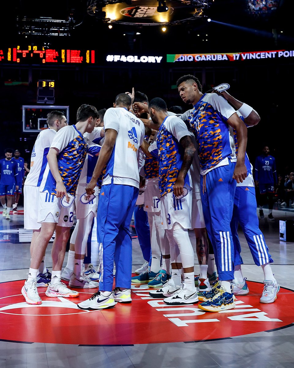 RMBaloncesto's tweet photo. 🔛🏀 ¡ARRANCA LA FINAL! 

▶️ @RMBaloncesto - @AnadoluEfesSK

#APorLa11 | #F4GLORY https://t.co/4xAq3UMhDW