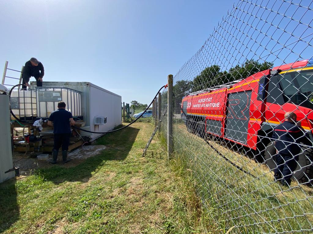 FBGNJ's tweet photo. Mon extraordinaire équipe de #bénévoles me refait une petite toilette pour l'été ! Prêt à accueillir les visiteurs pour les prochaines #JEP2022 
Merci aux #pompiers de l'aéroport de Nantes-Atlantique pour le ravitaillement en eau! https://t.co/M6Ah36yojo