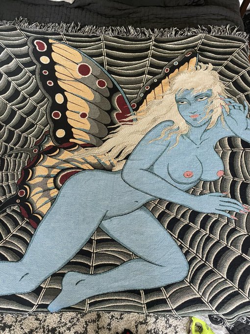 My bf&rsquo;s gift theme this week was fairies with big titties 🧚&zwj;♂️ https://t.co/C6uYca28us