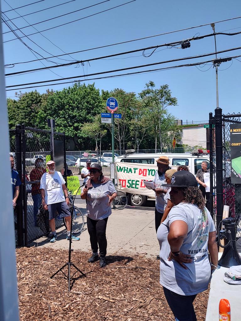 EHEBCLT's tweet photo. We're with @EastNewYorkCLT and @NYCCLI partners today demanding public land for public good! #CLTsforNYC #TakeBacktheBlock https://t.co/fX07d1DRpu