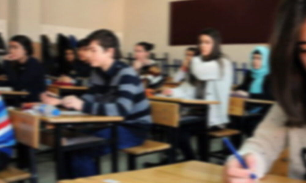 devlislkadinlar's tweet photo. Feminist Gece Yürüyüşü'nde attıkları slogan nedeniyle cumhurbaşkanı’na hakaret ile suçlanan 2 liseli arkadaşımız okullarına yapılan baskınla gözaltına alındı. 

Baskılarla, gözaltılarla bizleri yıldırmaya çalışan erkek devlete geçit vermeyeceğiz! https://t.co/PqfeJvSUXt