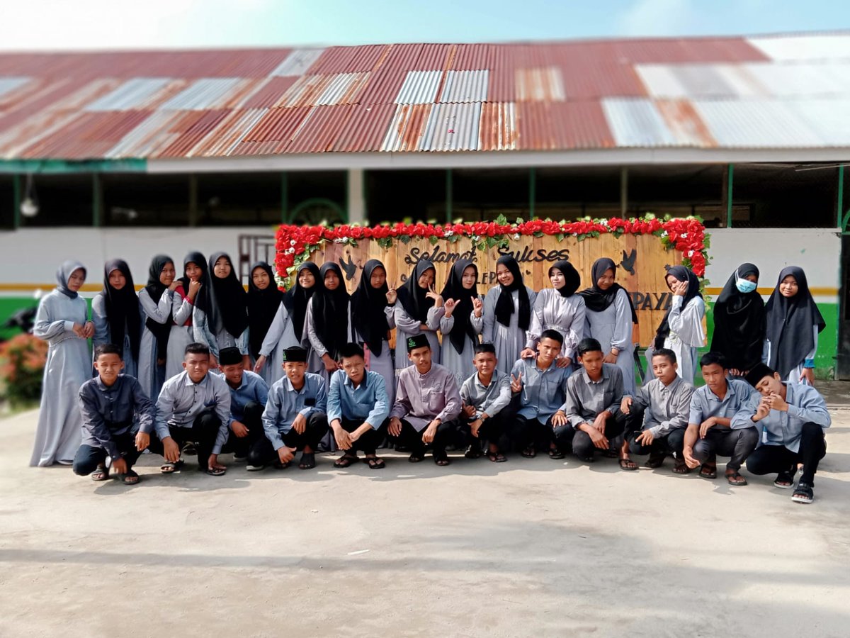aeissyh's tweet photo. Hi bestie semangat ya ngejar impian nya ada yang di pesantren di SMA SMK dan MAN semoga kita Lulus bareng perjuangan yang kita lalui jangan lupakan aku ya kalo udah lulus tetap kaya dulu lagi Dimana kalo jumpa kaya ngajak ribut 😂 dan sekarang sampe besok harus tetap sama https://t.co/hIcQVTnhX7