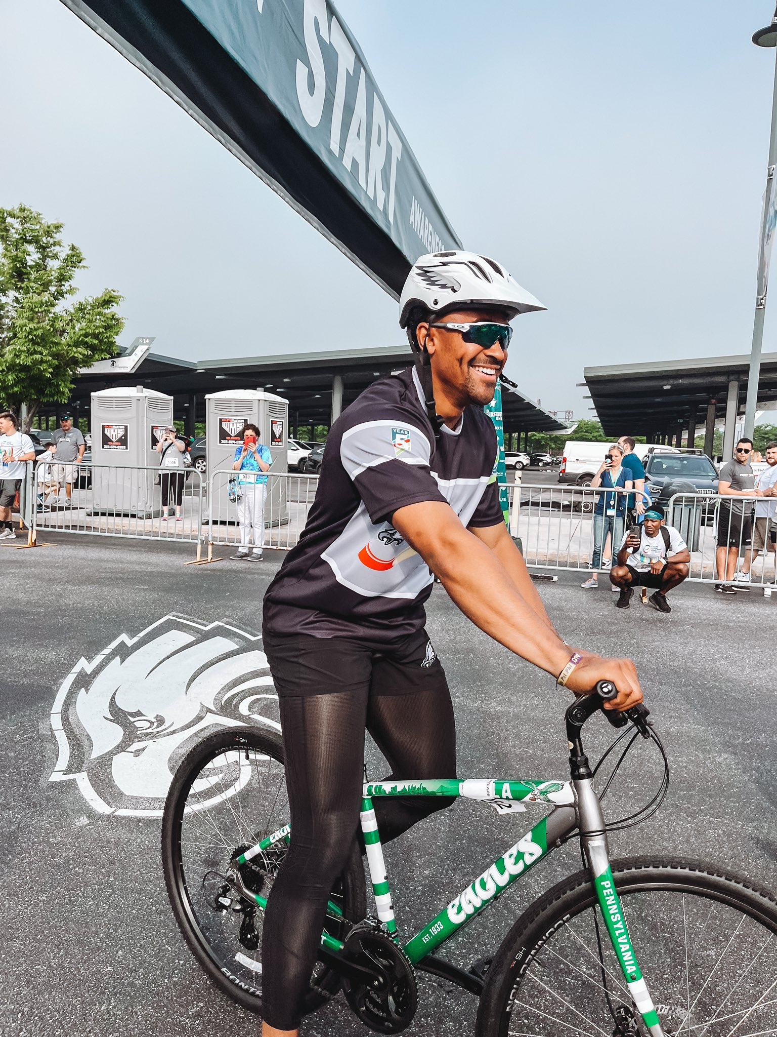 Clio in Midnight Green 🐘 on Twitter: "JALEN HURTS ON A BICYCLE!!!  https://t.co/KFKwiBqXW2" / Twitter
