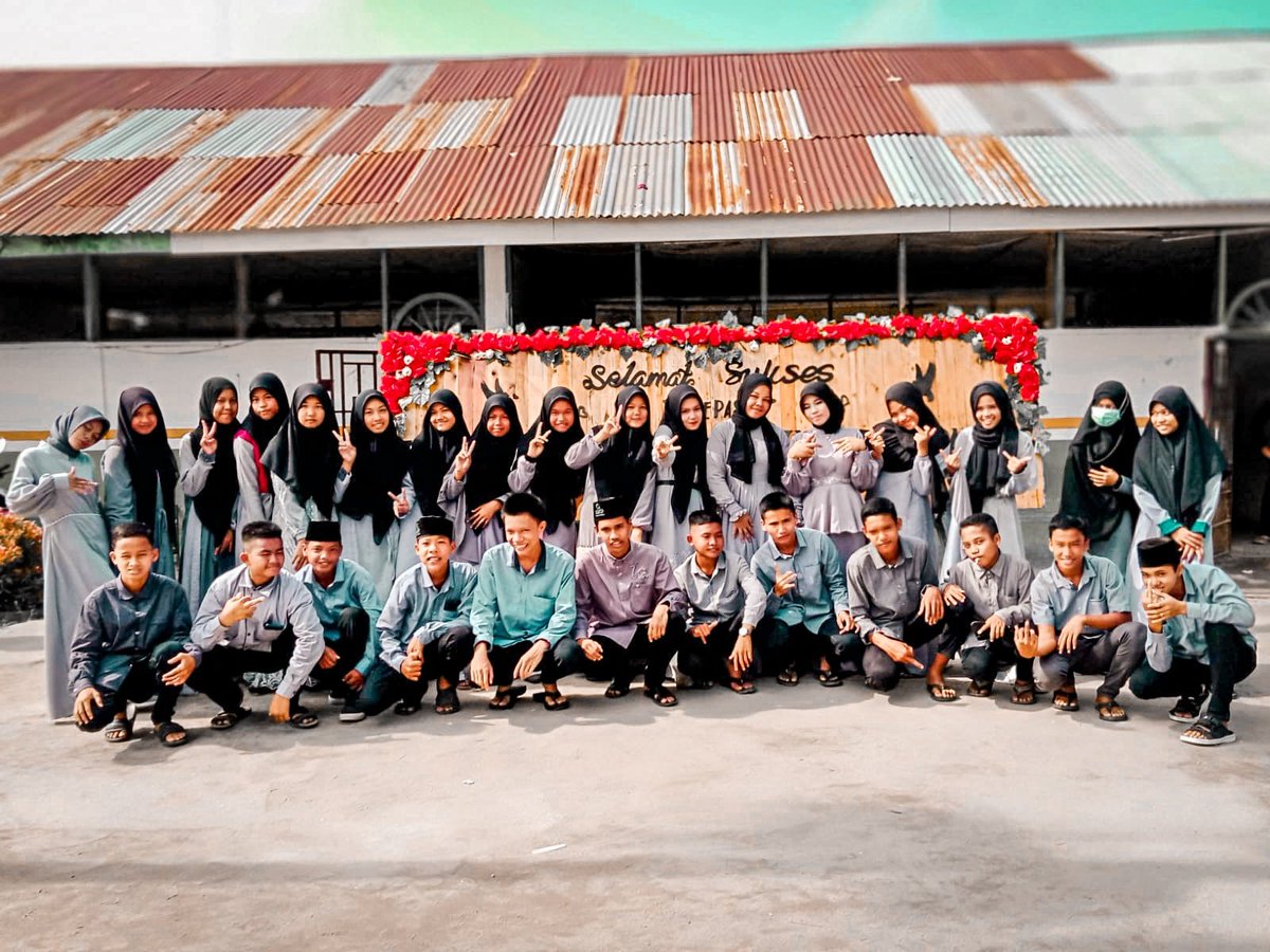 aeissyh's tweet photo. Finely July kita bertemu saling bertanya siapa nama dan 23 Maret kita berpisah dimana berjuang untuk masa depan . Udah ga ada plang bareng makan bareng ketawa bareng dan nungguin kawan lagi di hukum bareng sekarang semua nya berpisah satu persatu untuk masa depanJangan lupa aku🙂 https://t.co/tJtzDmPY1h