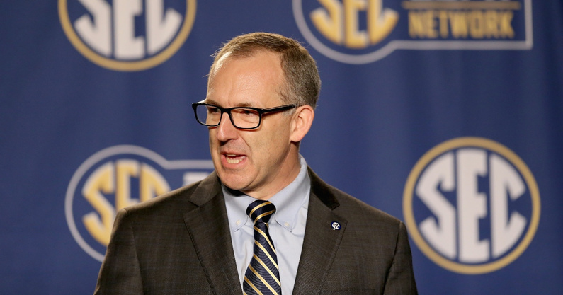 On3's tweet image. A former Nick Saban assistant explained to @BruceFeldmanCFB why he believes the SEC will not investiagte Alabama. 

"If this was Miss. State &amp;amp; Ole Miss, they’d be investigating em. Sankey ain’t gonna touch ‘em. Sankey is scared of Nick.”

Read more HERE: on3.com/college/alabam…