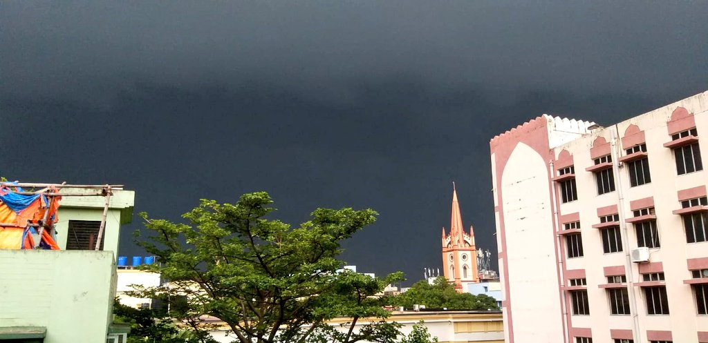 CycloneUpdates3's tweet photo. Most Intense norwester of 2022 hit Kolkata today at around 4:15 and continued till 5:30. It caused winds of 105-110 km/h in Kolkata accompanied with extremely heavy rainfall. Uprooted trees in many areas. Till now 1 death has been reported from Serampore. https://t.co/DcD3Sx7rHI