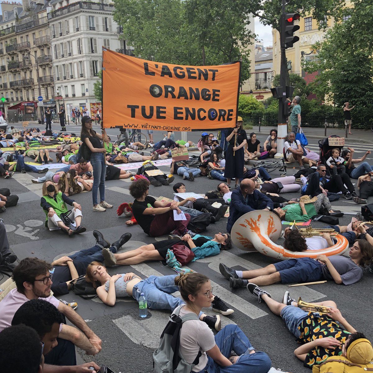 MarcheMonsanto's tweet photo. Plusieurs associations ont marché par cette belle journée ensoleillée pour dire STOP aux exactions de #Monsanto et de l'agrochime !

NON aux pesticides de synthèse et aux OGMs ☠️!

Nous demandons réparations pour les victimes de l'Agent Orange et du Chlordécone ✊ ! https://t.co/yRmwnnrLbP