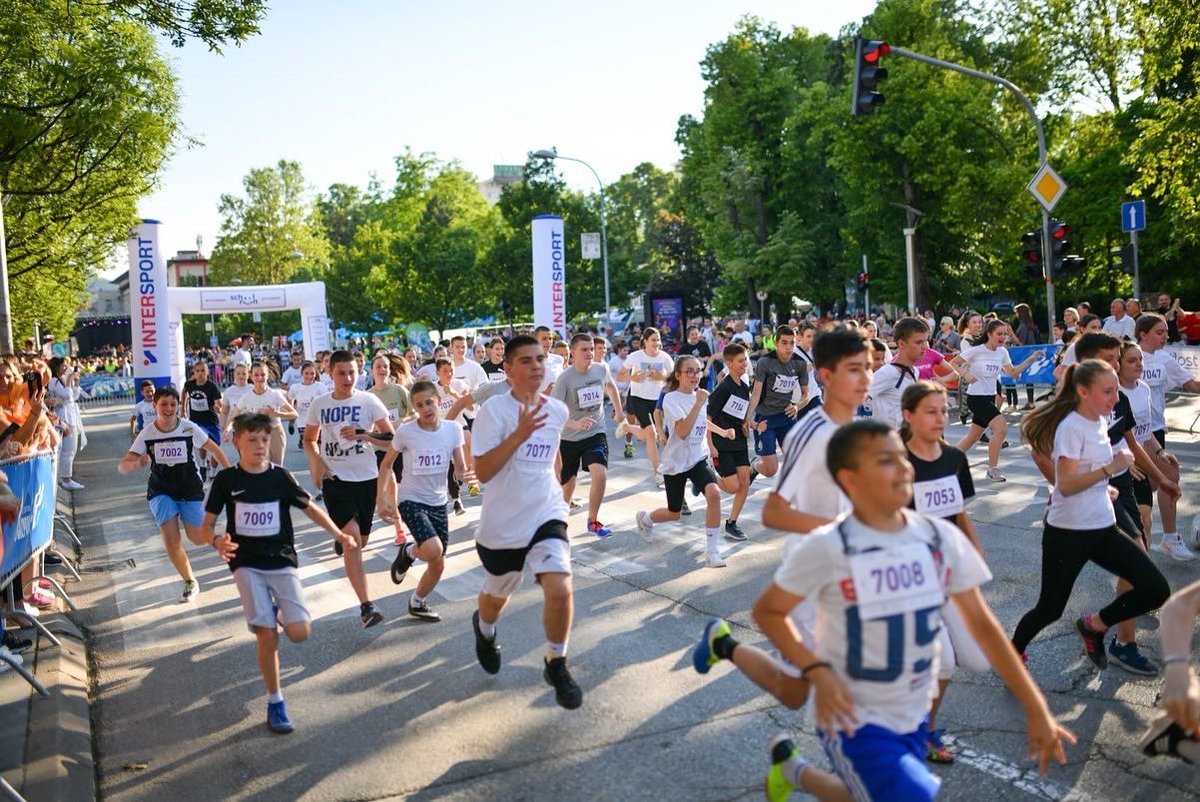 runandmore_com's tweet photo. Urnebesnom „MyBook Color Fun Run” završen je peti “Vivia Run&amp;More Weekend” festival. Kilometri Banjaluke uspješno su obojeni muzikom, smijehom, plesom, drugarstvom, poklonima... Više od hiljadu malih i velikih trkača uživalo je u raskošnim bojama sporta i zabave. https://t.co/kJafl8i0ID