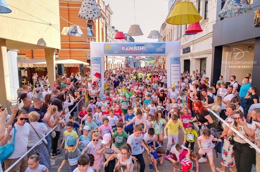 runandmore_com's tweet photo. Urnebesnom „MyBook Color Fun Run” završen je peti “Vivia Run&amp;More Weekend” festival. Kilometri Banjaluke uspješno su obojeni muzikom, smijehom, plesom, drugarstvom, poklonima... Više od hiljadu malih i velikih trkača uživalo je u raskošnim bojama sporta i zabave. https://t.co/kJafl8i0ID