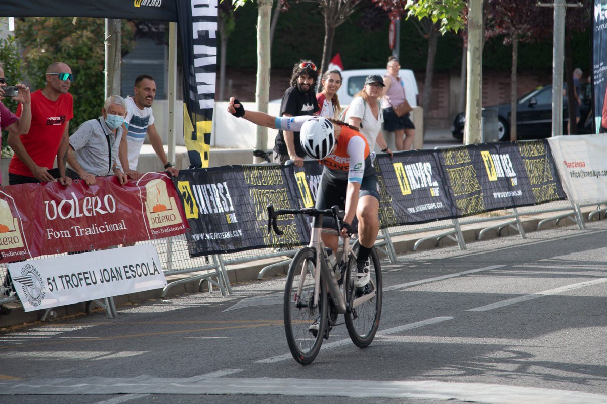 Victòria a #Sabadell de la francesa Émilie Morier. La nova campiona de Catalunya és Emma Ortiz (<a href="/emma__98/">Emma Ortiz</a>), de l’equip Groupe Abadie-Le Boulou, imposant-se a l’esprint a Patricia Ortega (<a href="/SopelaTeam/">Sopela Women's Team</a>)

📸 <a href="/rogerbr21/">Roger Benet Reñé 🧅</a>