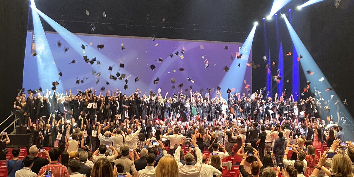 Chapeaux lancés, c’est fait  !! BRAVO à tous les diplômés promo 2021 🎓