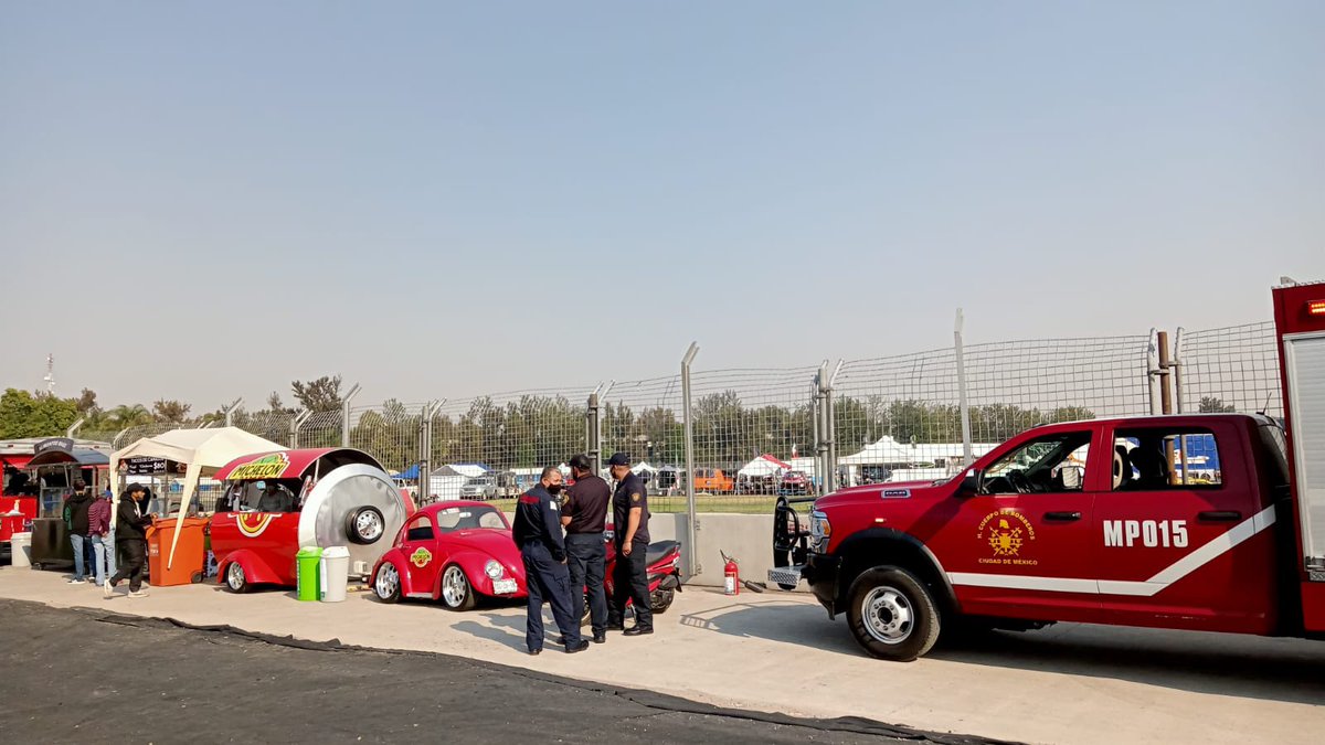 Bomberos_CDMX's tweet photo. Bomberos de la CdMx realiza supervisión de prevención de incendios en las instalaciones del #AutodromoRodriguez, para el evento #Endurece F4.
#Prevencion 
#BomberosCdmx https://t.co/V86WYobQmg