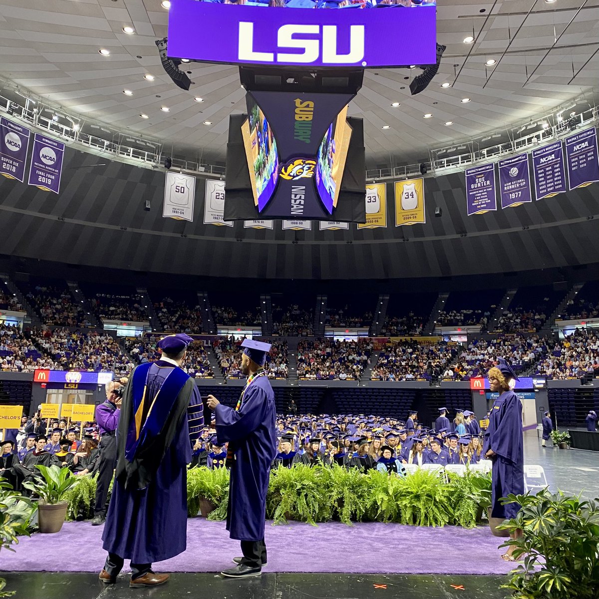 pasquieractual's tweet photo. Exactly 20 years ago I graduated from @lsu w/ majors in religious studies &amp; history. Today I participated in the @LSUHSS commencement as a professor of religious studies &amp; history. I’m a pretty lucky guy. #lsu #lsuhss https://t.co/kd13SvKFfN