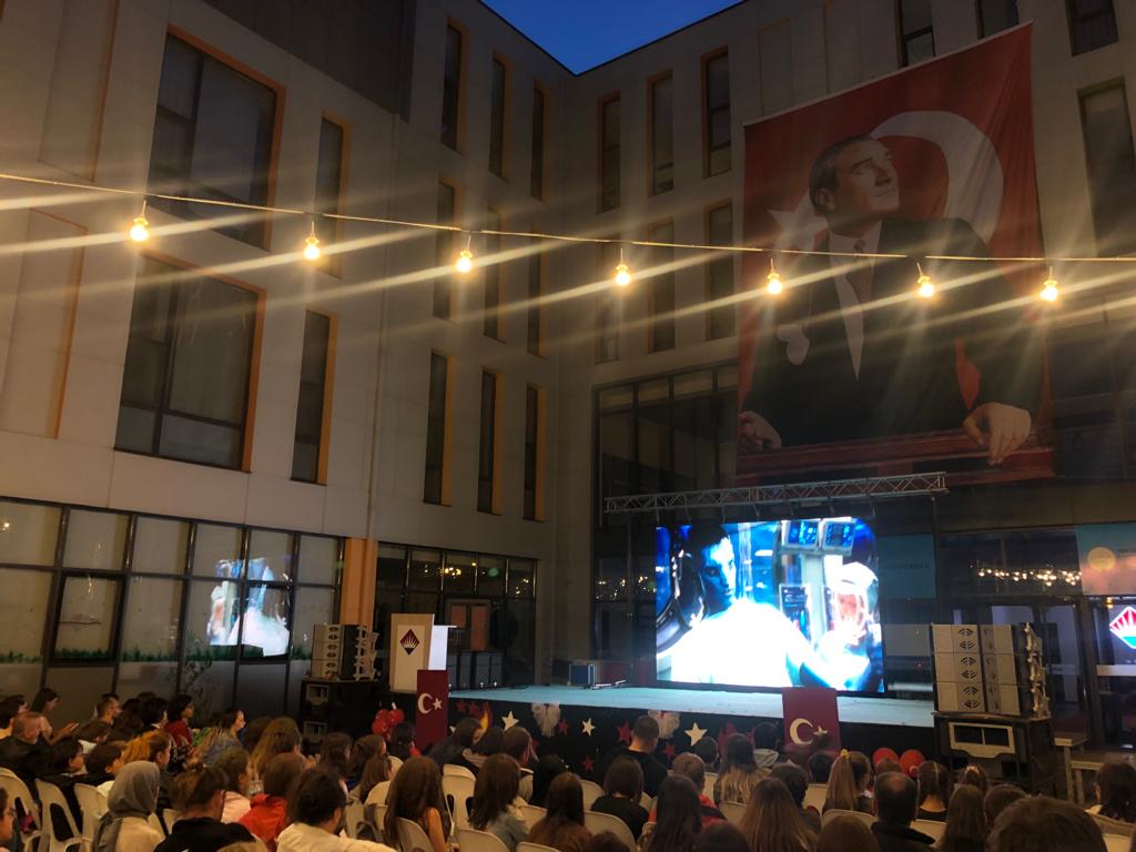 Gençlik Haftası kapsamında kampüs bahçemizde düzenlenen Gençlik Festivali’nde Sahne Gösterileri, Koro, Konser, Colorfest, Yiyecek İçecek Standları ve Açık Hava Yaz Sineması ile tüm öğrenci ve velilerimizle buluştuk.