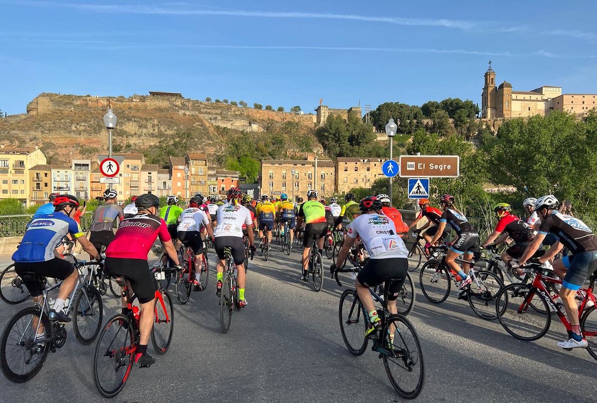 LuRavetllat's tweet photo. XII Marxa Cicloturista Montsec-Montsec -Balaguer🚴🏻🚴🏻‍♀️🚴🏻  
1000 participants entre els 3 recorreguts🦾🦾 
Bon ambient sobre dues rodes! 
@esportcat @ciutatbalaguer @ciclismecat @DiputacioLleida  @cc_noguera @ERC_Esports https://t.co/KraHhL6W7N