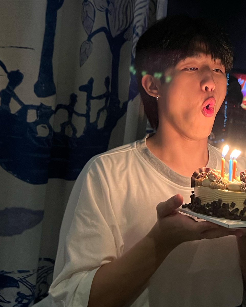 ThanutBoom's tweet photo. HBD นะไอเด็ก @_jumpjumpp https://t.co/u68Cot7SPj