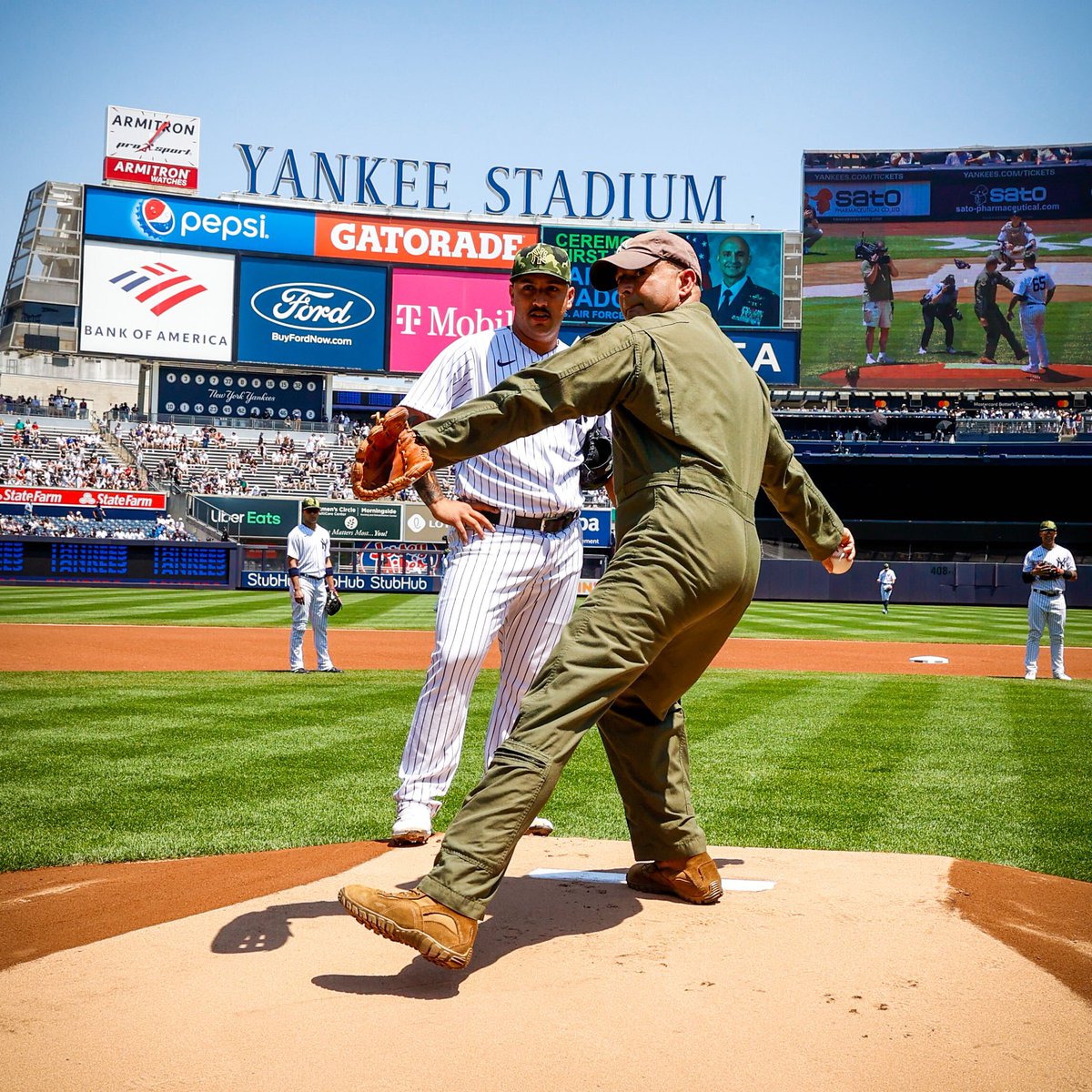 Yankees's tweet photo. Thank you to @usairforce Colonel Cameron Dadgar for throwing out today’s ceremonial 1st pitch ⚾️ https://t.co/qSrWGh7Ua7