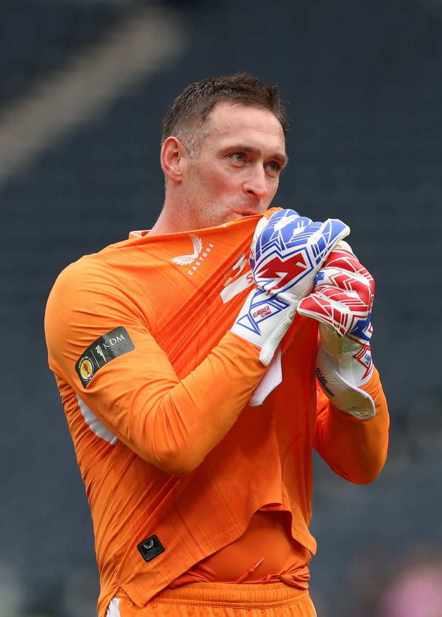 He joined Rangers in 1998 and made his debut in 2002.

468 appearances, 12 major trophies, and more European games than any other Gers player later...

On possibly his last match, he receives a standing ovation in front of the Rangers faithful.

Allan McGregor 👏

#RangersFC