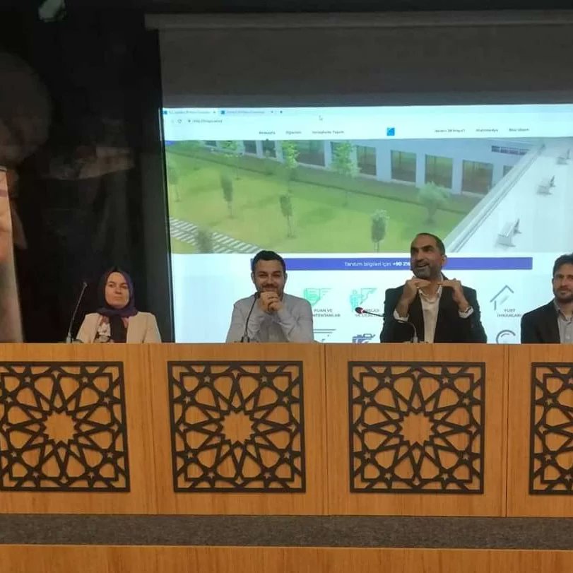 Helalsah's tweet photo. 29 Mayıs üniversitemizi ziyaret eden İmam Hatip Okullarının sevgili öğrencilerine Arapçanın önemi ile Üniversitemizin Türkiye'deki Arapça öğretimine sağladığı katkıyı anlatıyoruz. https://t.co/tAGDgmi4o1
