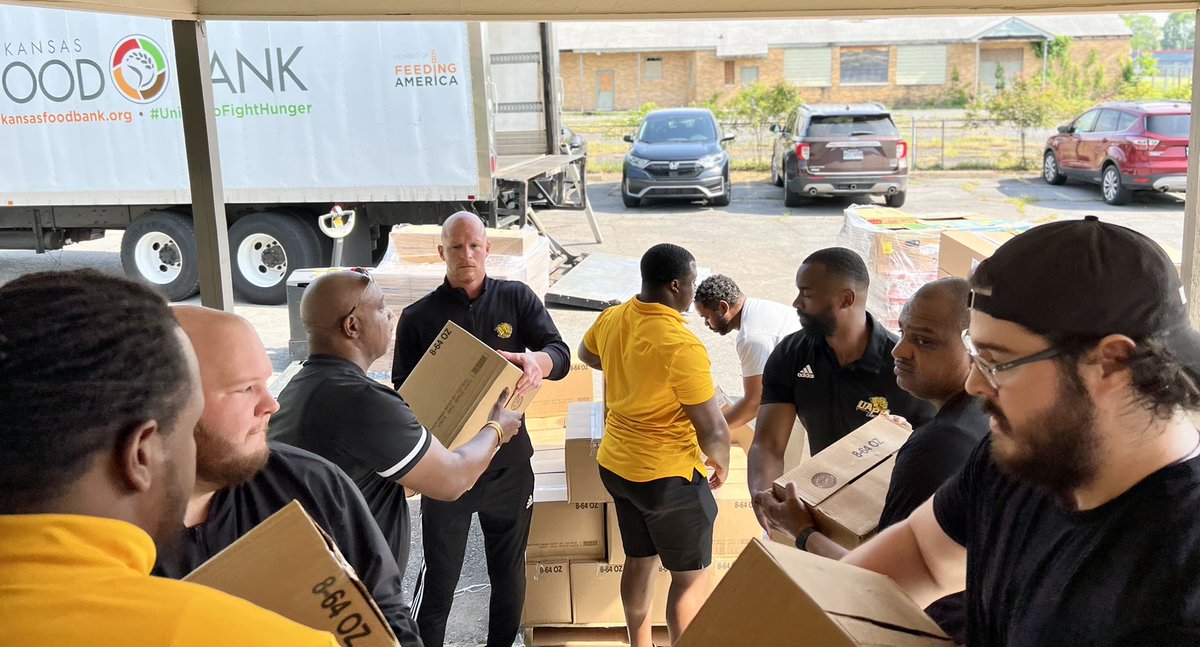 UAPBLionsRoar's tweet photo. UAPB Athletics partners with Neighbor to Neighbor every third Wednesday of each month to give a helping hand to the community of Jefferson County. 

Our pride will always run through the community! 

#1Team1Roar 🦁 https://t.co/L6Id4aOcCk