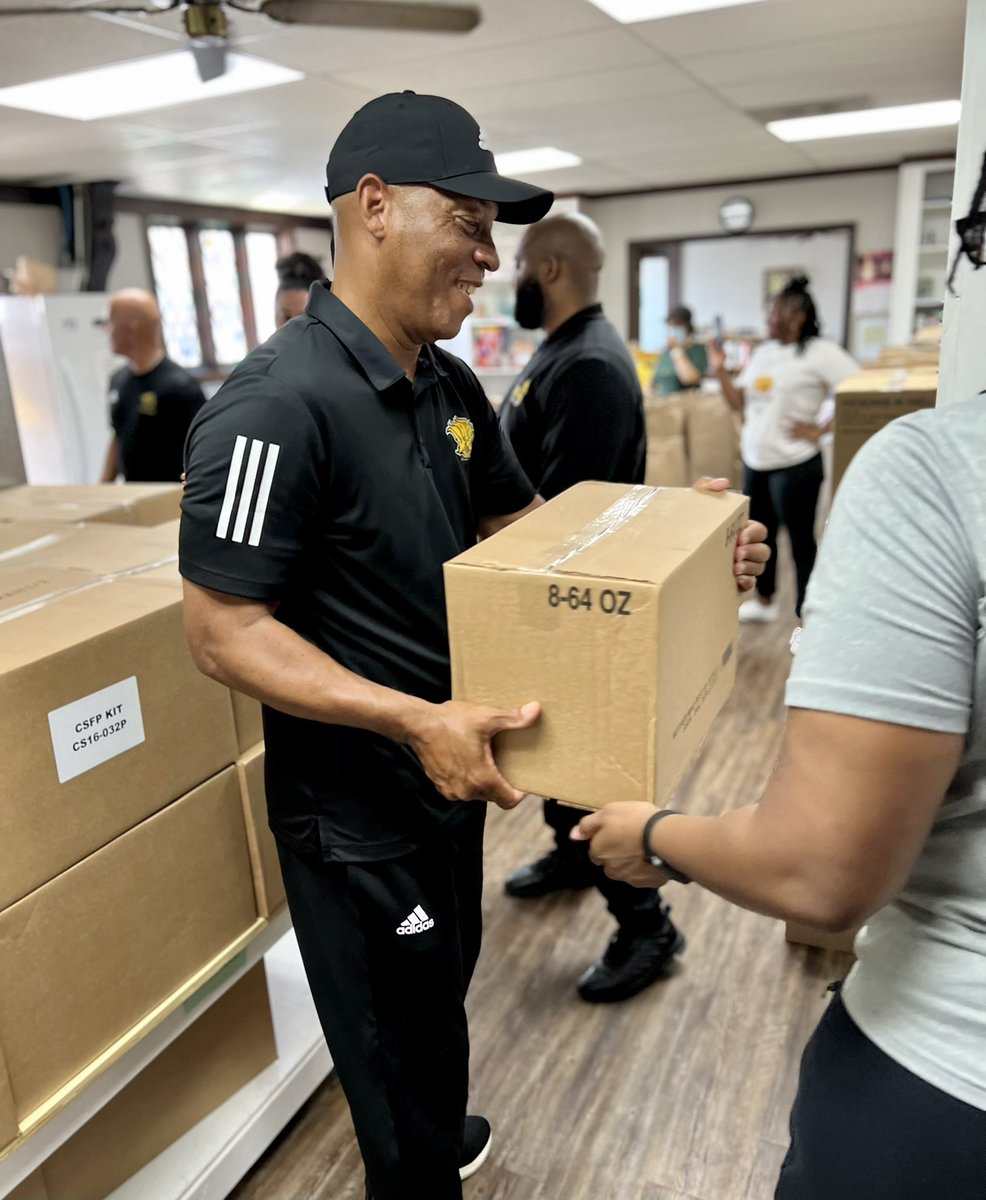 UAPBLionsRoar's tweet photo. UAPB Athletics partners with Neighbor to Neighbor every third Wednesday of each month to give a helping hand to the community of Jefferson County. 

Our pride will always run through the community! 

#1Team1Roar 🦁 https://t.co/L6Id4aOcCk