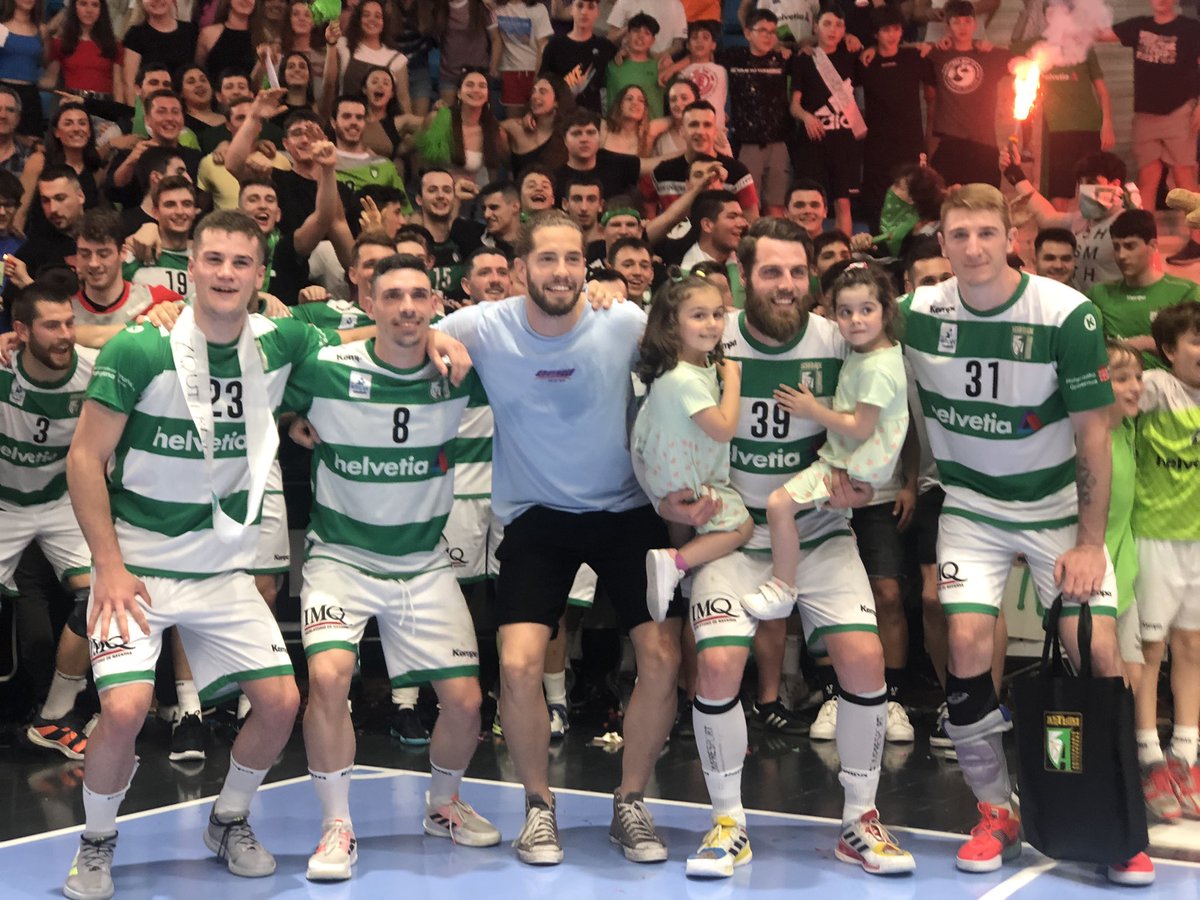 Buena victoria para acabar <a href="/AnaitasunaBM/">ANAITASUNA</a> . Se nos van <a href="/JdelArco33/">Juan del Arco</a> pedazo de jugador de balonmano, <a href="/andertxu08/">Ander Izquierdo</a> el futuro, <a href="/Etxeberria8/">Xabier Etxeberria</a> me pongo de pie y #hectorgonzalez gran jugador y compañero. No te conozco bien, #Pavel . Pero gracias por venir y ayudar