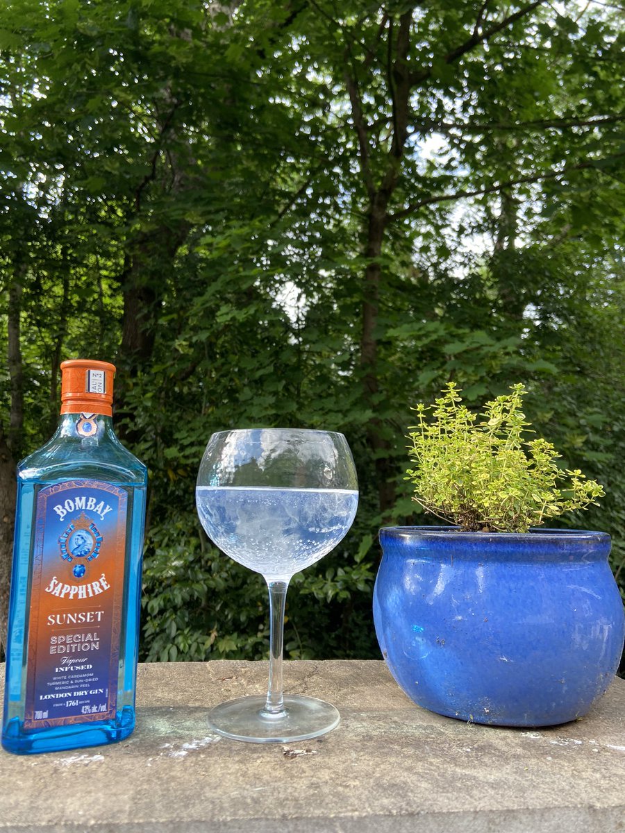 Managed to hold on to this since Winter until a warm Spring evening <a href="/homeofbombay/">Bombay Sapphire Distillery</a> #Sapphire #Sunset
Usual level of excellence from Bombay with the addition of warm spices and dried Mandarin peel. Cheers!
#BombaySapphire #specialedition #gin #cardamon #turmeric