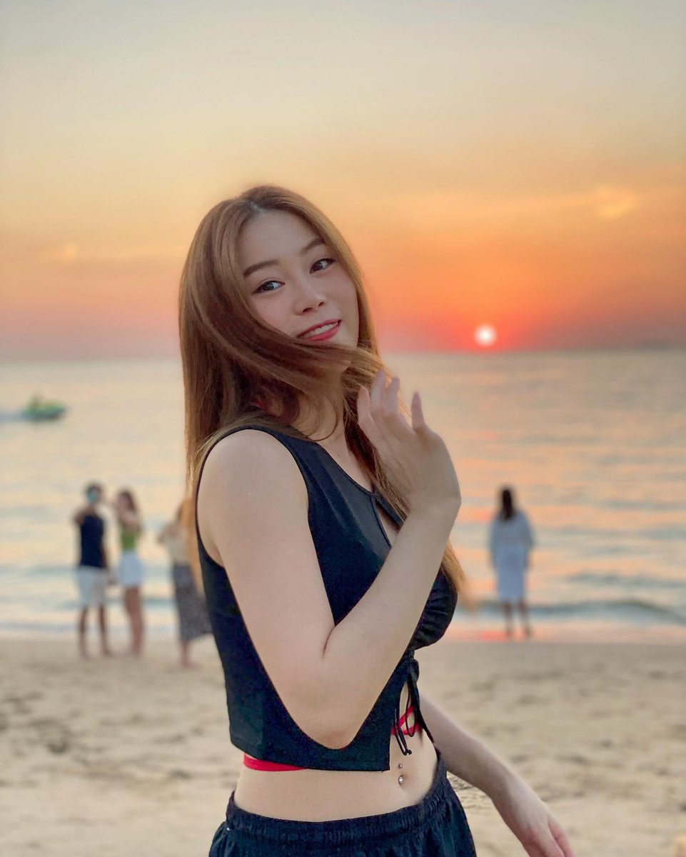 ChaoMalix's tweet photo. Don’t stop when you are tired. Stop when you are done!
#lovemyself #smile #beach https://t.co/NvGmgBnunM