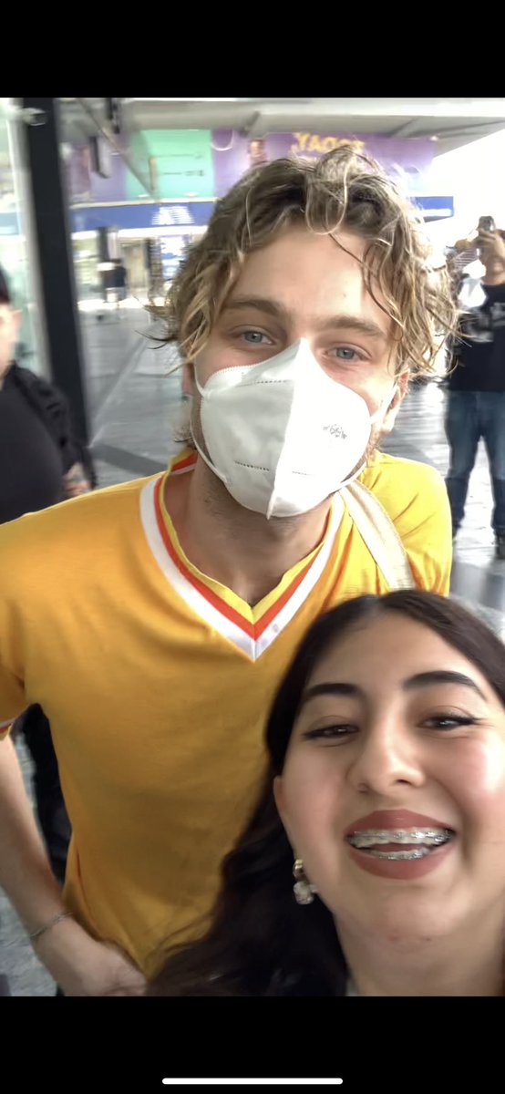 artworkmonts's tweet photo. ACBOOOO DE CONOCERLOOOOOS ME MUEROOOOOO #5sos #5SOSMexico #LukeHemmings #CalumHood #MichaelClifford https://t.co/Ta6fThZC8f