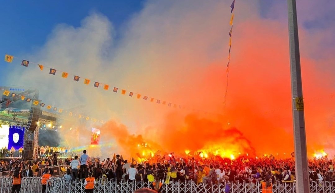 #FLAŞHABER #SonDakika 

Menajer Emre Yıldız #Ankaragücü taraftarı tarafından ıslık ile protesto edildi.