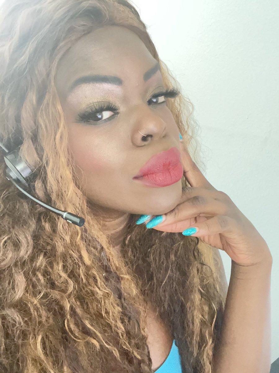 IfeanyiCOshun's tweet photo. It’s a #redlipstick Saturday for REAL! 😄💄💋 #workhardplayharder #whatdayoff #smooches #reallips #Naija #NaijaGirlMagick 🇳🇬😘💋😘💋😘💋👠🔥 https://t.co/sjfjxVUxrM
