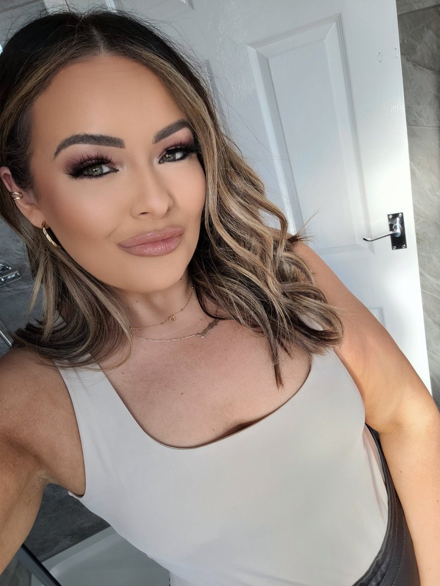 thebeautyedit__'s tweet photo. Put the bronze eyeshadow palette down for once.

#selfie #beautyblogger #makeupartist #makeupjunkie #livbloggers #weekendglam https://t.co/DLp1NSP9vO