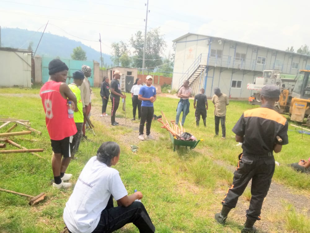 MusanzecollegSU's tweet photo. Kuruyu wa 6  umuryango w' abanyeshuri #guildcouncil, #representativeboard
Twakoze umuganda ahazengurutse ikigo no mukigo cyaba shinwa, aho batemye ibihuru byari bihari  wasojwe nu  uhagarariye abanyeshuri #guildpresident abashimira anabashishikariza gukorera igihugu batizigama. https://t.co/7ddFNnZ6NJ
