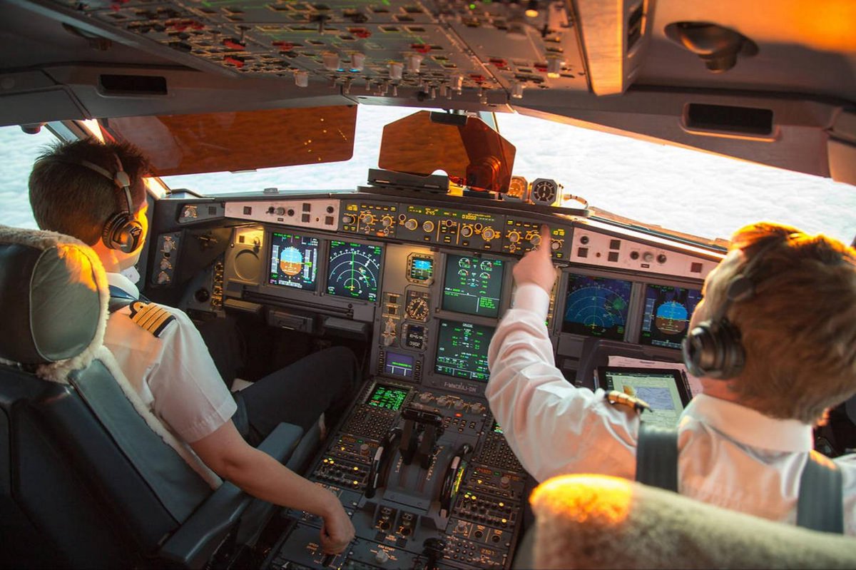airwaysmagazine's tweet photo. These are the best aviation books to read on your way to becoming a pilot. #AviationBooks #FlyingBooks #PilotBooks #Top10
https://t.co/PVa4uEWu68 https://t.co/O2vtvSkuWD