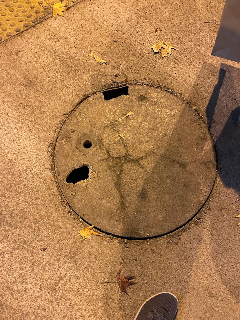 MarthaCompte's tweet photo. @MuniNunoa alerta en Sucre con los Leones esquina nororiente tapa alcantarillado frágil con riesgo de lesión. #NUNOA https://t.co/rT2iSpOKFe