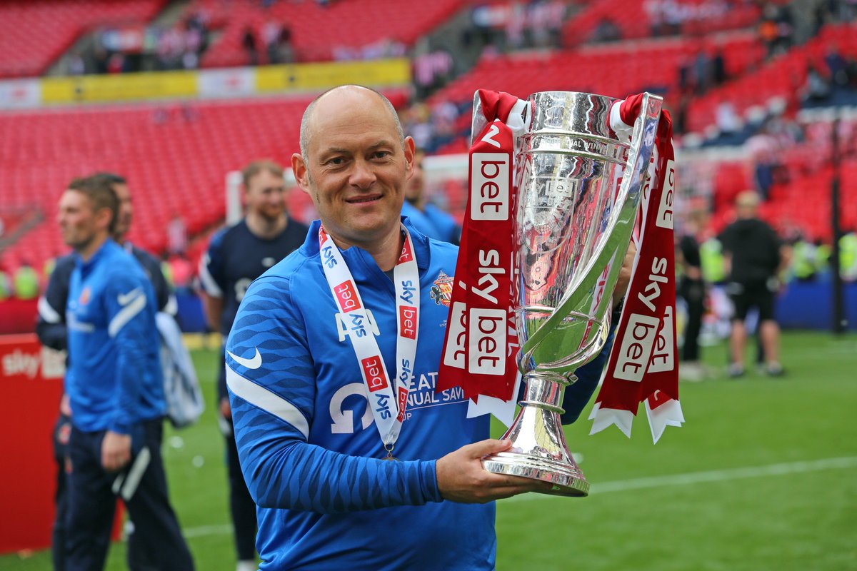 SunderlandAFC's tweet photo. Our Gaffer 🏆

#SAFC | #TilTheEnd https://t.co/bE8w9dChOj