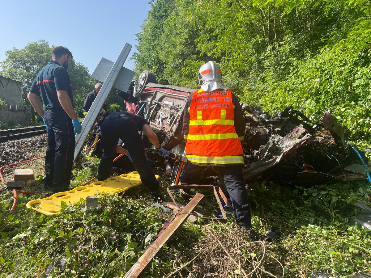 sdis31officiel's tweet photo. Ce matin, les #SP du CIS de Rouffiac Tolosan sont intervenus pour une voiture percutée par un train. Une désincarcération délicate en présence du #SAMU du @CHUdeToulouse a permis d'extraire une victime blessée gravement qui après avoir été éjectée était coincée sous son véhicule. https://t.co/8QzQecSr4L