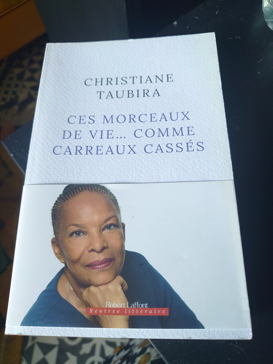 LilouZenith's tweet photo. Ce soir c'est ce magnifique livre..
Je me suis toujours demander pourquoi  Christine  Taubira ne consacrait pas sa vie à l'écriture... C'est sa vocation.. c'est certain ...je sais qu'elle est comme moi ..une passionnée de lecture que pour elle comme pour moi c'est Vital... https://t.co/R6qalbxVtW