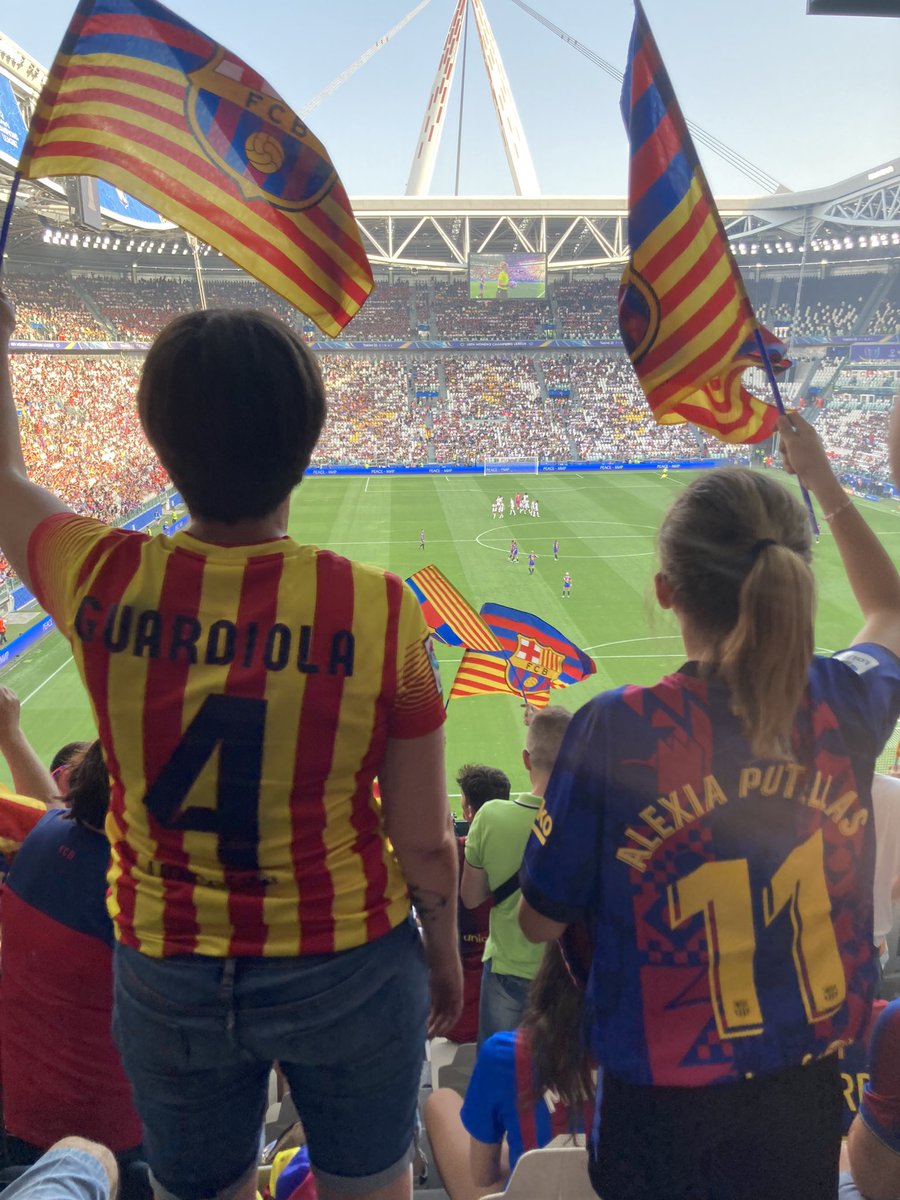 Lo bonito del #FutbolFemenino: la afición!! #ForçaBarça <a href="/UWCL/">UEFA Women’s Champions League</a>