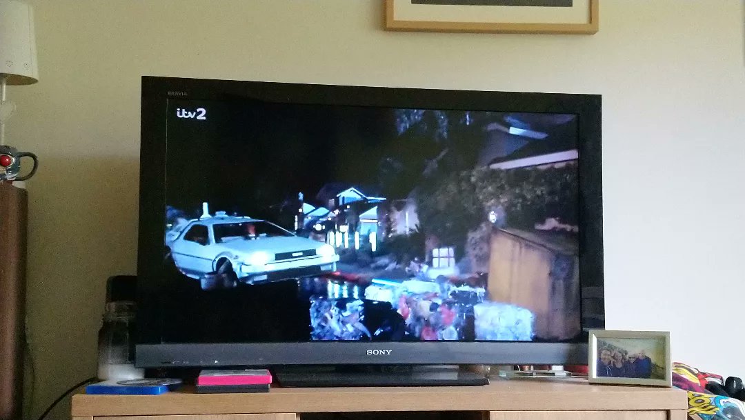 RachelBuk's tweet image. When Back to the Future part II is on TV so you of course have to watch it! 😊❤️ #backtothefuturepart2 #BackToTheFuture #bttf @realmikefox @DocBrownLloyd @LeaKThompson