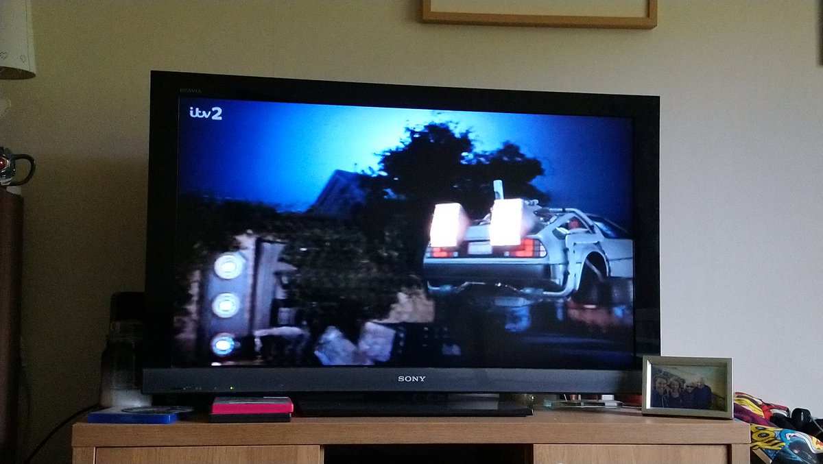 RachelBuk's tweet image. When Back to the Future part II is on TV so you of course have to watch it! 😊❤️ #backtothefuturepart2 #BackToTheFuture #bttf @realmikefox @DocBrownLloyd @LeaKThompson