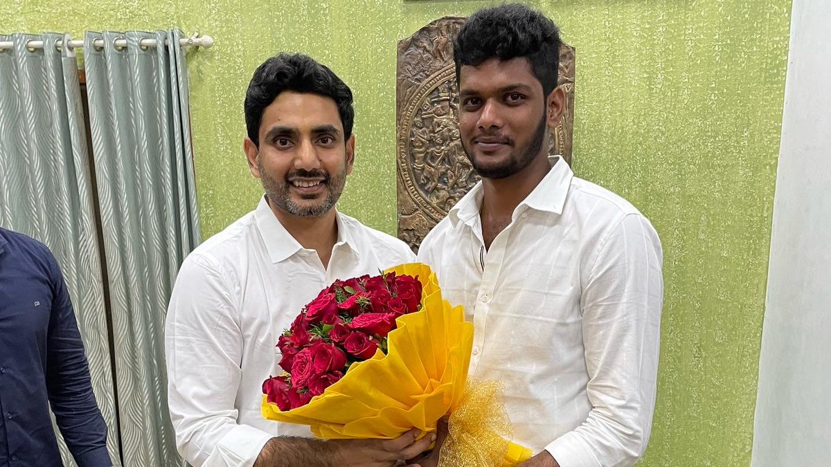 raghu_yeadala's tweet photo. Great Day ! Great Meet !
@naralokesh Anna 💕 https://t.co/9IDOwpW3Y4
