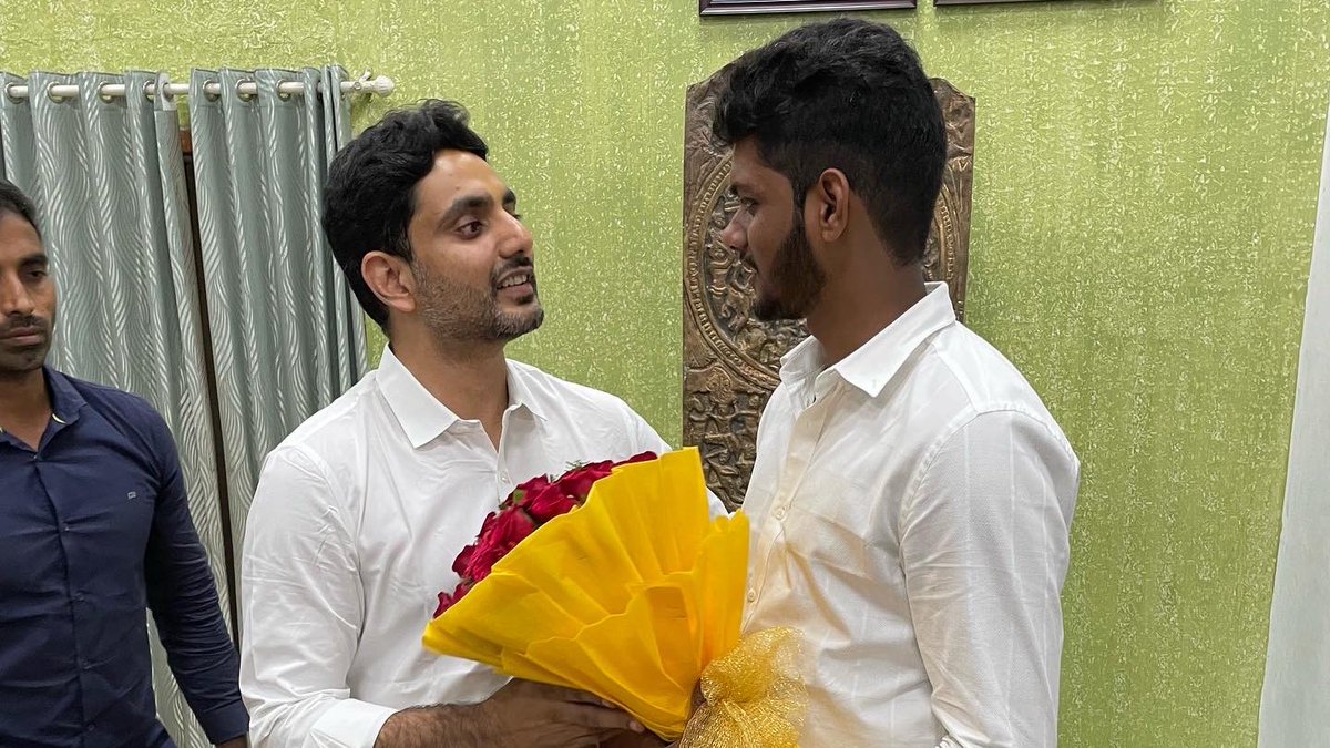 raghu_yeadala's tweet photo. Great Day ! Great Meet !
@naralokesh Anna 💕 https://t.co/9IDOwpW3Y4