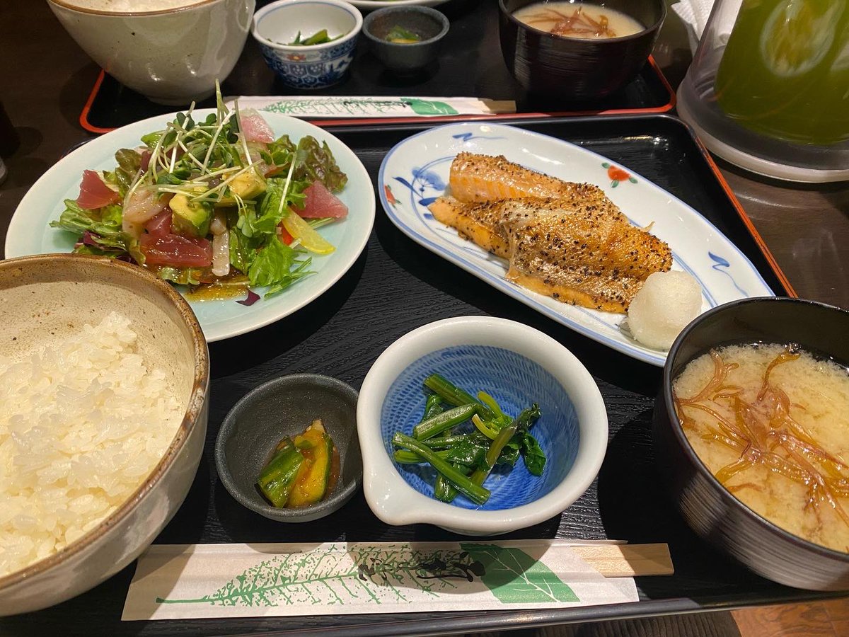 gohandayow's tweet photo. 📍吉�� /渋谷
ランチで吉成本店行ってきた～！
美味しい魚料理が味わえるお店！
たくさんあるメニューからメイン料理は2品選べるよ～🐟
ボリューミでご飯もとっても美味しくてお気に入り♪
ランチは並んでいるので予約して行くのがおすすめ！ https://t.co/C3y386xkO9